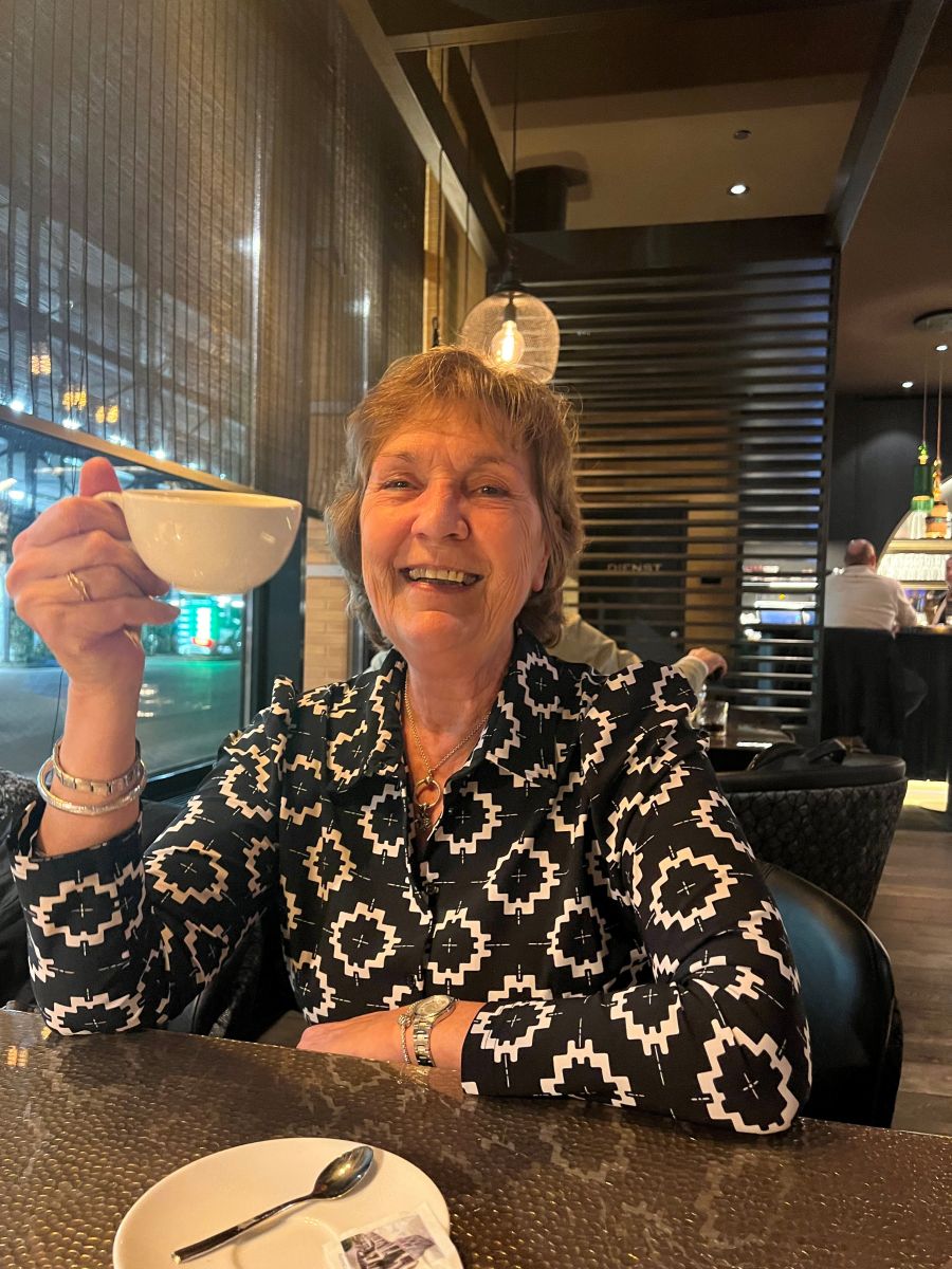 Thea en Truus I Handjehelpen