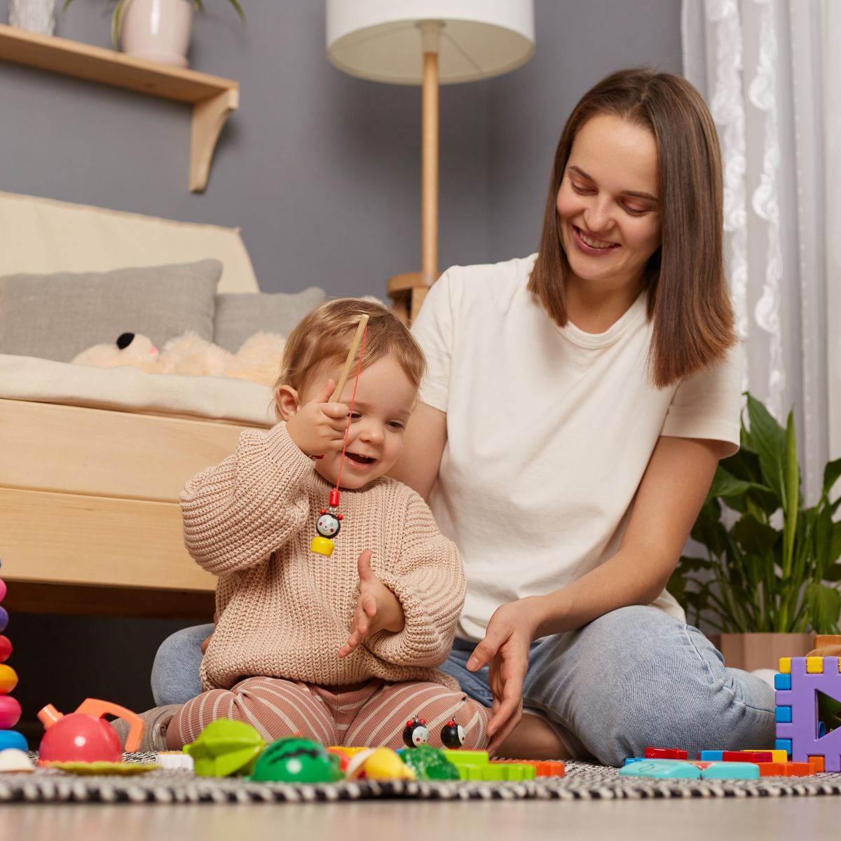Jongen en meisje stoeien ijs eten