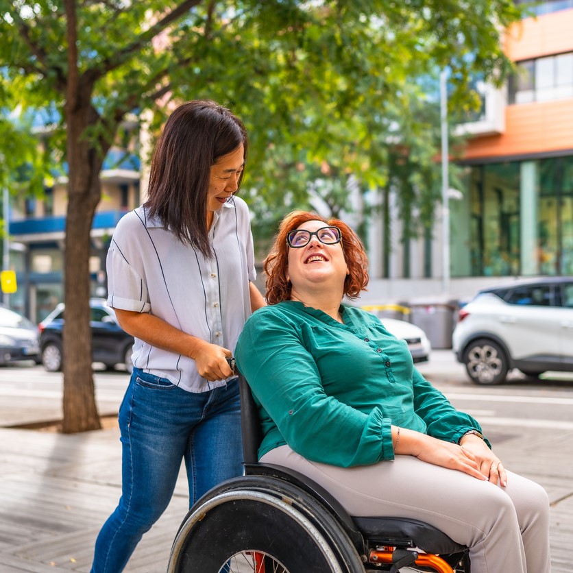 Jongen en meisje stoeien ijs eten
