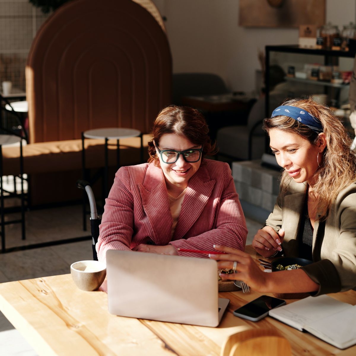 Jongere helpt leeftijdsgenoot vanuit MDT Jongerenbrigade